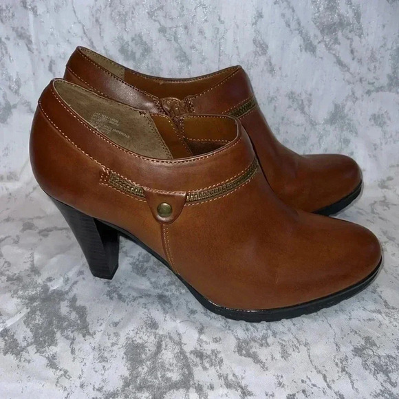 White Mountain Heels - Picture 2 of 5